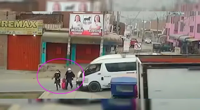 Momento exacto en el que escolar y abuelito son atropellados Momento exacto en el que escolar y abuelito son atropellados