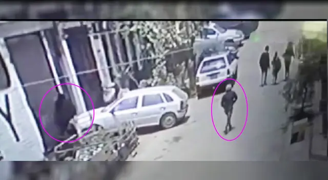 Grupo de delincuentes corriendo hacia amigos despreocupados Grupo de delincuentes corriendo hacia amigos despreocupados