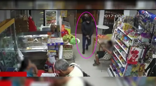 Delincuentes igresando a robar a una tienda en la avenida Huandoy