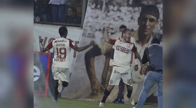 Teniendo el fondo de Lolo Fernández se da el  festejo efusivo de Novick al anotar el segundo  gol de Universitario.
