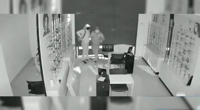 Delincuentes dentro de la óptica listos para robar equipos de medición de vista Delincuentes dentro de la óptica listos para robar equipos de medición de vista