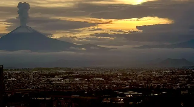 Autoridades de México emiten una alerta por caída de ceniza en toda la ciudad. Autoridades de México emiten una alerta por caída de ceniza en toda la ciudad.