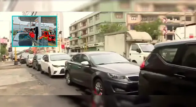 Vehículos haciendo cola para poder abastecerse de GLP