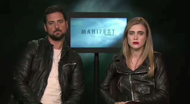 Melissa Roxburgh y JR Ramírez inició en los sets de grabación de Manifest.
