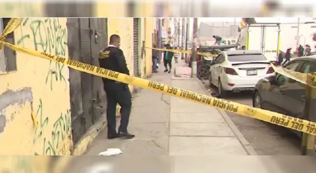 Efectivos policiales acordonando escena del crimen Efectivos policiales acordonando escena del crimen