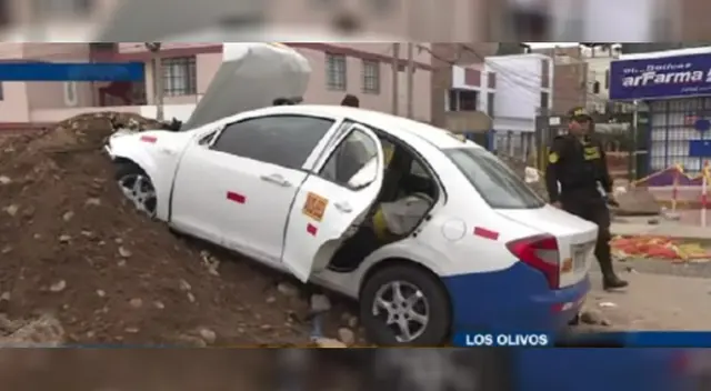 Taxi que quedó empotrado en montículo de tierra