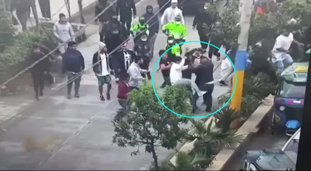 Mototaxistas agrediendo a fiscalizador de la municipalidad de VES