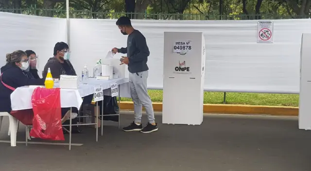 Ciudadanos peruanos sufragando