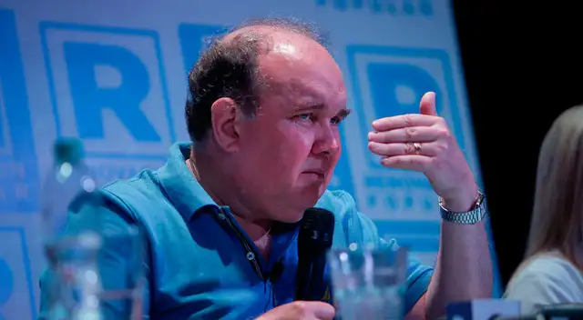 Rafael López Aliaga se enoja con animador que confundió eslogan en mitin Rafael López Aliaga se enoja con animador que confundió eslogan en mitin