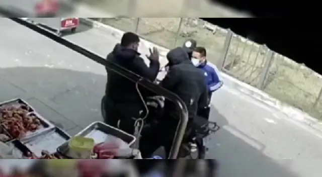 Delincuentes asaltando a trabajador que no le queda de otra que alzar las manos para no ser lastimado Delincuentes asaltando a trabajador que no le queda de otra que alzar las manos para no ser lastimado