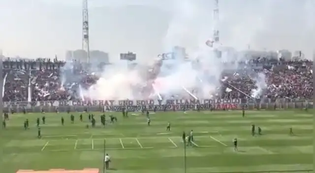 Techo del estadio Colo Colo en Chile colapsó luego de que hinchas se colgaran en las barras metálicas. Techo del estadio Colo Colo en Chile colapsó luego de que hinchas se colgaran en las barras metálicas.