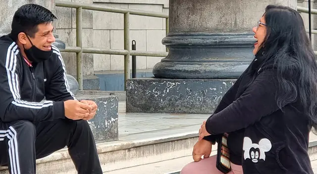 Personas conversando en la calle sin uso de mascarillas Personas conversando en la calle sin uso de mascarillas