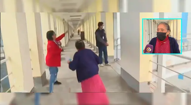 Adulta mayor corre hacia su mesa de votación Adulta mayor corre hacia su mesa de votación