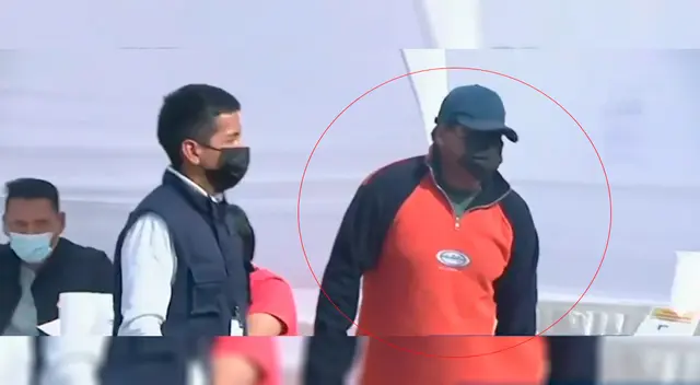 Trabajador de la ONPE con ciudadano detenido Trabajador de la ONPE con ciudadano detenido