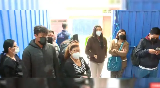 Personas esperando a que su mesa de votación se abra por falta de miembros de mesa Personas esperando a que su mesa de votación se abra por falta de miembros de mesa