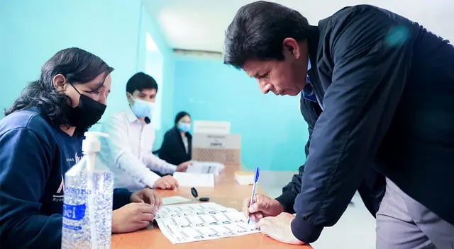 Pedro Castillo emitió su voto en la I.E N° 101069 La Laguna.