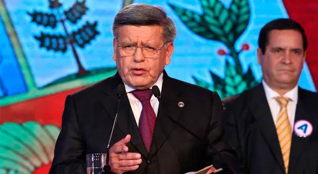 César Acuña fue cuestionado por buscar favorecerse a través del Congreso.