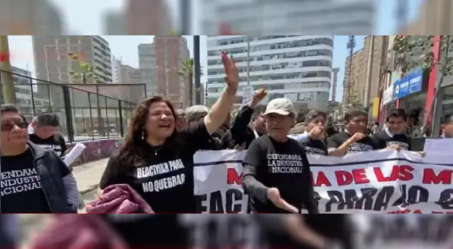Congresistas protestando por competencia desleal y falta de apoyo del gobierno