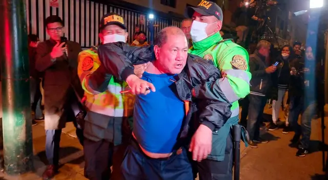 Roger Ayachi, miembro de La Resistencia, fue llevado a la comisaría. Roger Ayachi, miembro de La Resistencia, fue llevado a la comisaría.