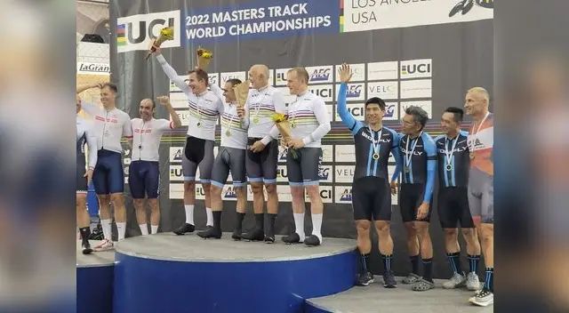 Luis Che Altamirano llevanta orgulloso la mano por el tercer lugar allcanzado.