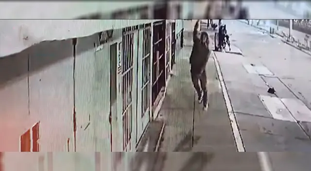 Delincuente saltando para robar cámara de seguridad Delincuente saltando para robar cámara de seguridad