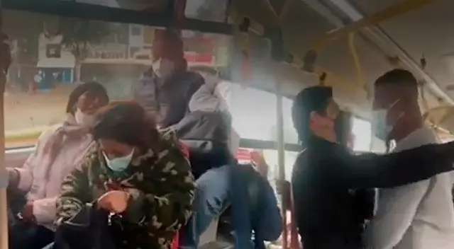 Acto de discriminación fue grabado en un bus del Metropolitano. Acto de discriminación fue grabado en un bus del Metropolitano.