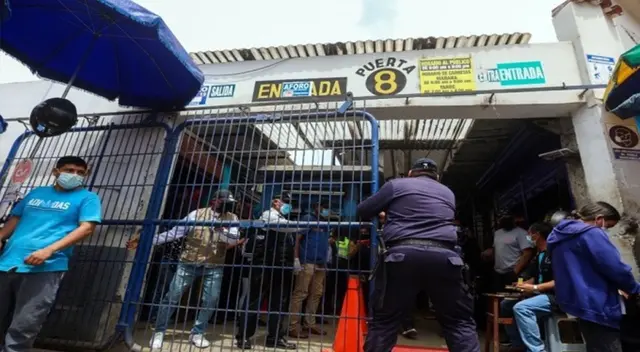 La neonata fue hallada en una caja de cartón dentro del baño del lugar. La neonata fue hallada en una caja de cartón dentro del baño del lugar.