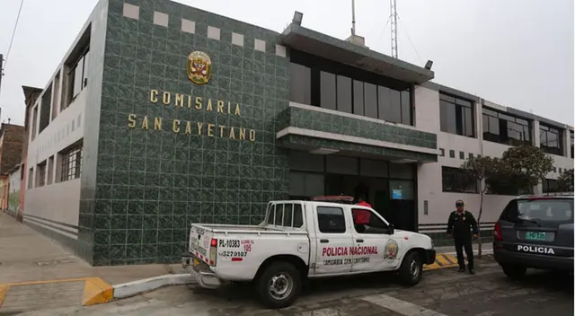 El joven delincuente forcejeó con la víctima para quitarle su morral. El joven delincuente forcejeó con la víctima para quitarle su morral.