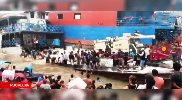 Embarcación hundiéndose mientras personas saquean todo lo que pueden en Pucallpa