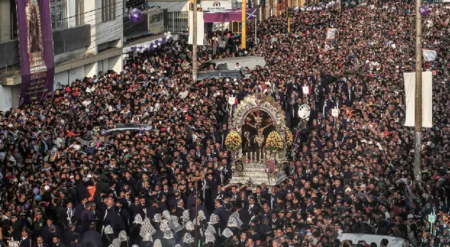 Imagen del Señor de los Milagros recorriendo el Cercado de Lima