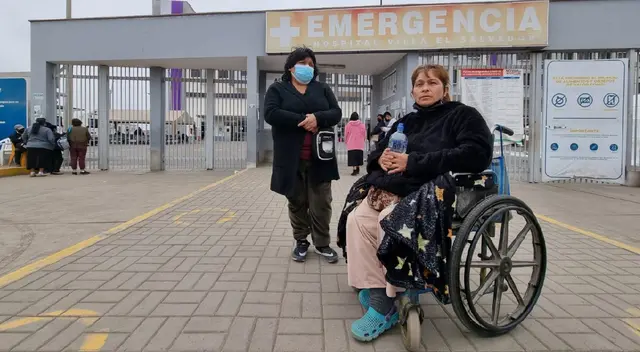 Dos madres de familia esperando en exteriores de hospital para conocer pronóstico de sus hijos acuchillados en VES