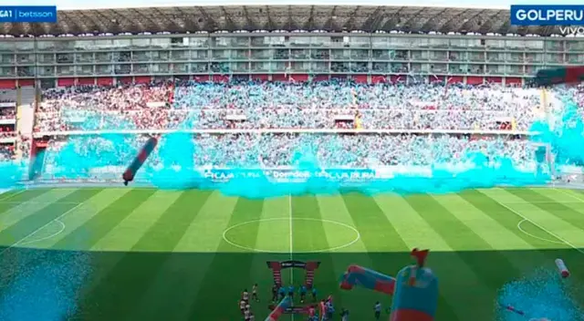 Hinchada de Sporting Cristal recibió de esta manera a su equipo. Hinchada de Sporting Cristal recibió de esta manera a su equipo.