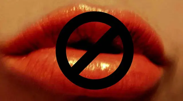 Conoce por qué los hombres con bigotes están prohidos de besarse en Nevada. Conoce por qué los hombres con bigotes están prohidos de besarse en Nevada.