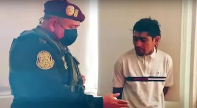 Sujeto que fue detenido por a PNP, canta dentro de comisaría en el Callao.