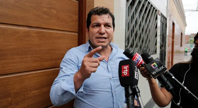 Alejandro Sánchez Sánchez siendo entrevistado por la prensa Alejandro Sánchez Sánchez siendo entrevistado por la prensa