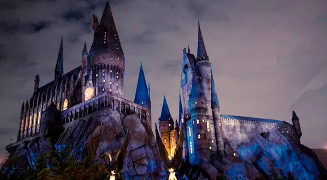 Hogwarts es la escuela de magia y hechicería al cual asistian Harry, Hermione y Ron.