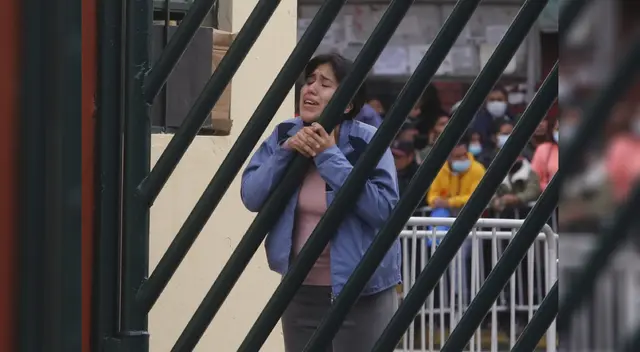 Joven quedándose en exteriores de la universidad San Marcos Joven quedándose en exteriores de la universidad San Marcos