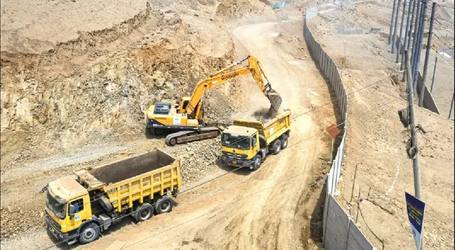 Maquinaria de construcción en la vía Pasamayito