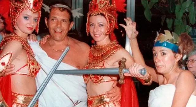 María Antonieta de las Nieves en una fiesta romana junto a su esposo. María Antonieta de las Nieves en una fiesta romana junto a su esposo.