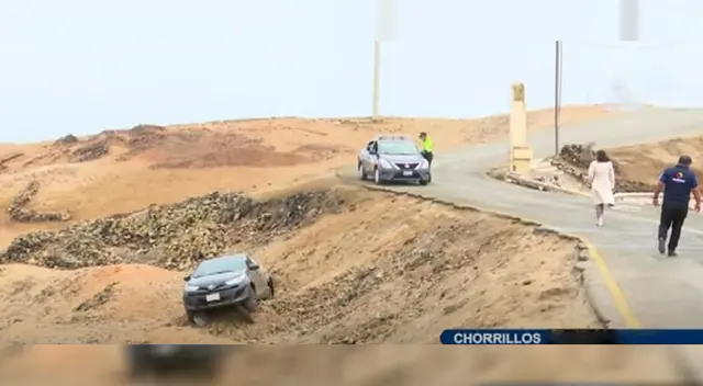 Auto desbarrancado en Chorrillos Auto desbarrancado en Chorrillos