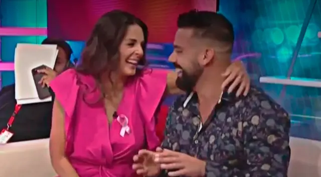 Rebeca Escribens también le dio un beso en la mejilla al miembro de la producción de 'América Espectáculos'.