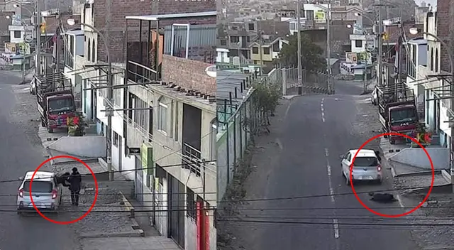 Mujer fue asaltada por delincuentes que iban a bordo de un auto plomo. La jalaron la cartera y la hicieron caer.