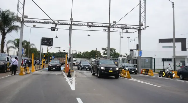 Autos pagando peaje en Separadora Industrial Autos pagando peaje en Separadora Industrial