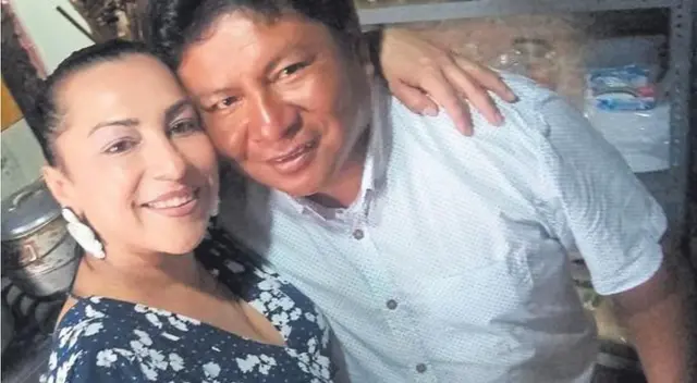 Mujer que asesina acompañada de su esposo