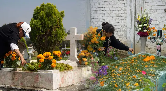 Mujeres honrando a sus muertos el 2 de noviembre.
