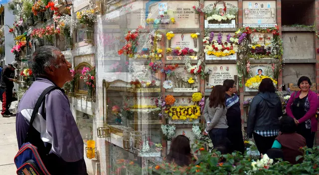 Cada 1 de noviembre los peruanos visitan las tumbas de sus seres queridos.