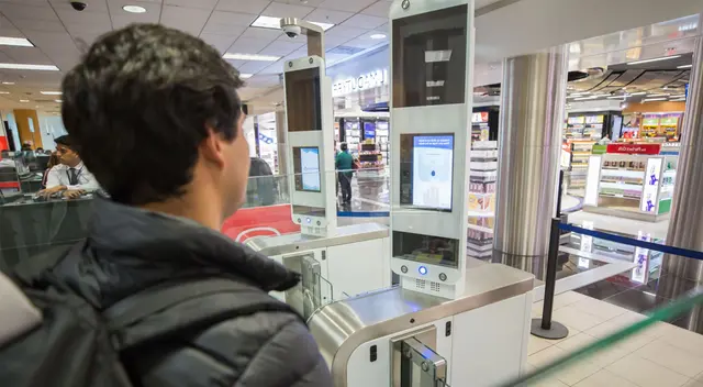 Pasajeros realizan su control migratorio de ingreso y salida del país en solo segundos en el aeropuerto. Pasajeros realizan su control migratorio de ingreso y salida del país en solo segundos en el aeropuerto.