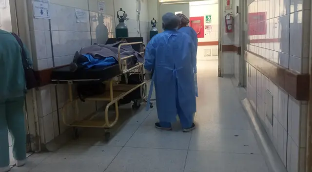 Joven víctima fue llevada por sus amigos al hospital Goyeneche, donde les dijeron que estaba sin vida.