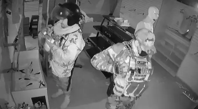 El jefe de la Policía en Cusco dio el descargo correspondiente, mencionando que estos efectivos ya fueron identificados y que su caso se halla en plena investigación. El jefe de la Policía en Cusco dio el descargo correspondiente, mencionando que estos efectivos ya fueron identificados y que su caso se halla en plena investigación.