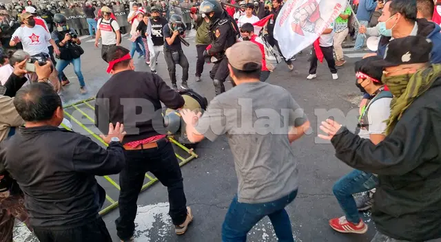 PNP es agredido durante marcha contra Pedro Castillo. PNP es agredido durante marcha contra Pedro Castillo.